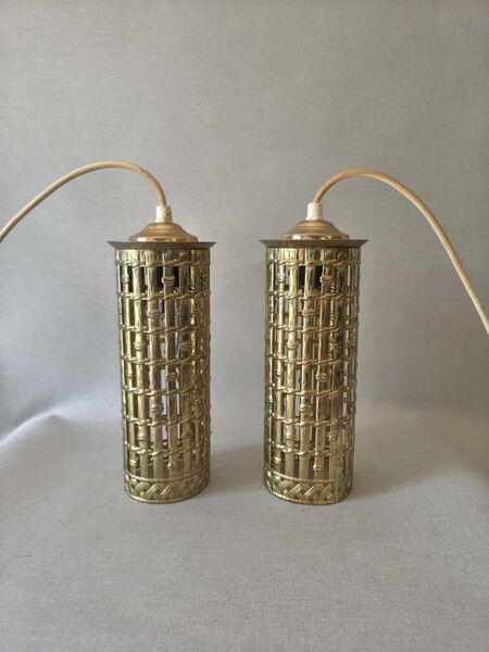 Kaksi metallista kattovalaisinta 1960/70-luvulta