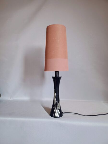 Musta pöytävalaisin ruskealla varjostimella