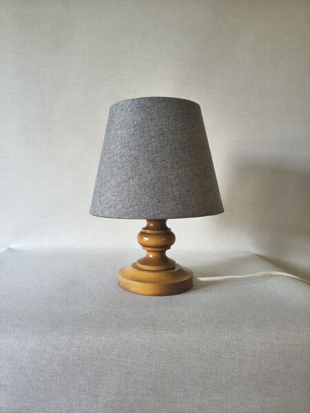 Pieni puinen pöytävalaisin, harmaa varjostin