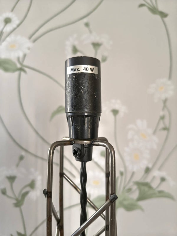 Moderni musta p&ouml;yt&auml;valaisin