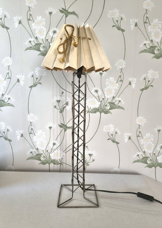 Kuvassa n&auml;kyv&auml; varjostin on esimerkki. Varjostin myyd&auml;&auml;n erikseen.