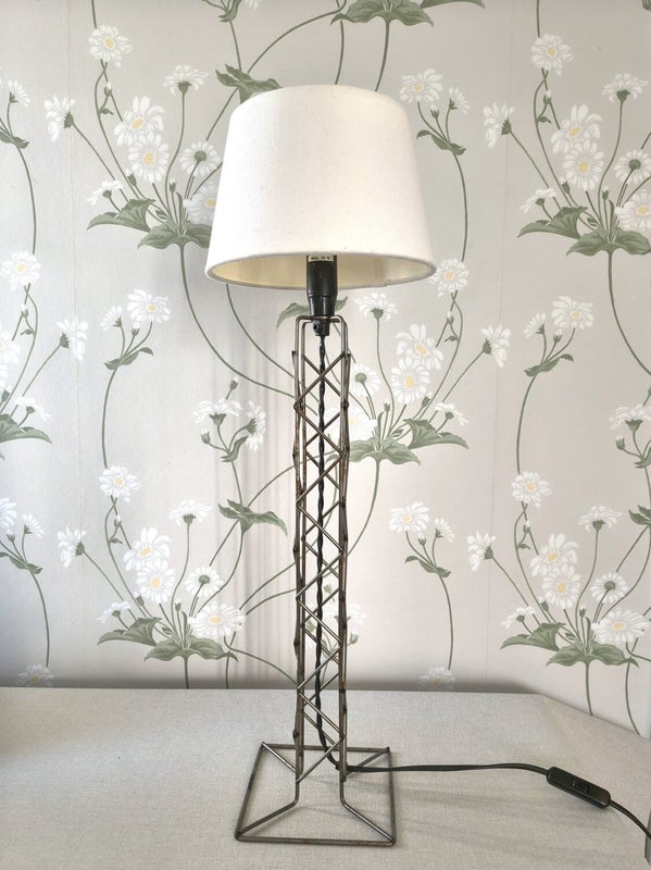 Kuvassa n&auml;kyv&auml; varjostin on esimerkki. Varjostin myyd&auml;&auml;n erikseen.