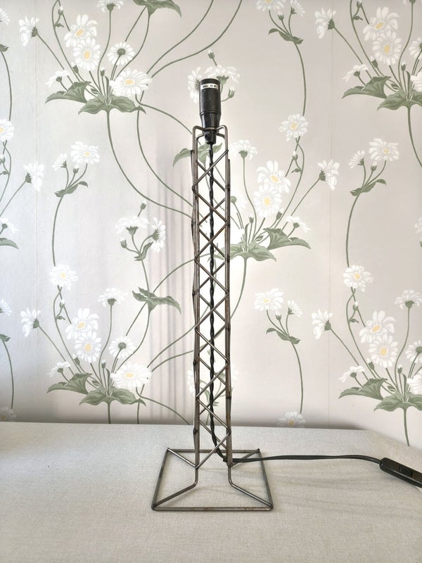 Moderni musta p&ouml;yt&auml;valaisin