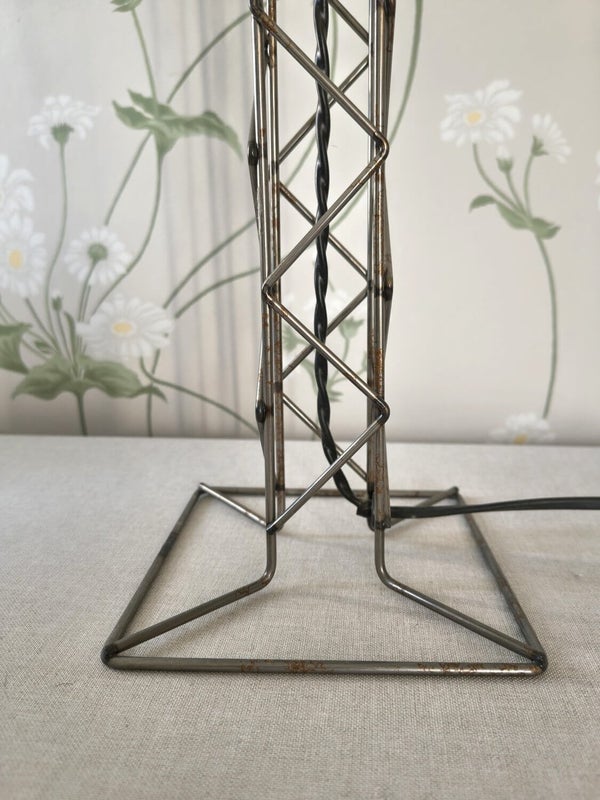 Moderni musta p&ouml;yt&auml;valaisin