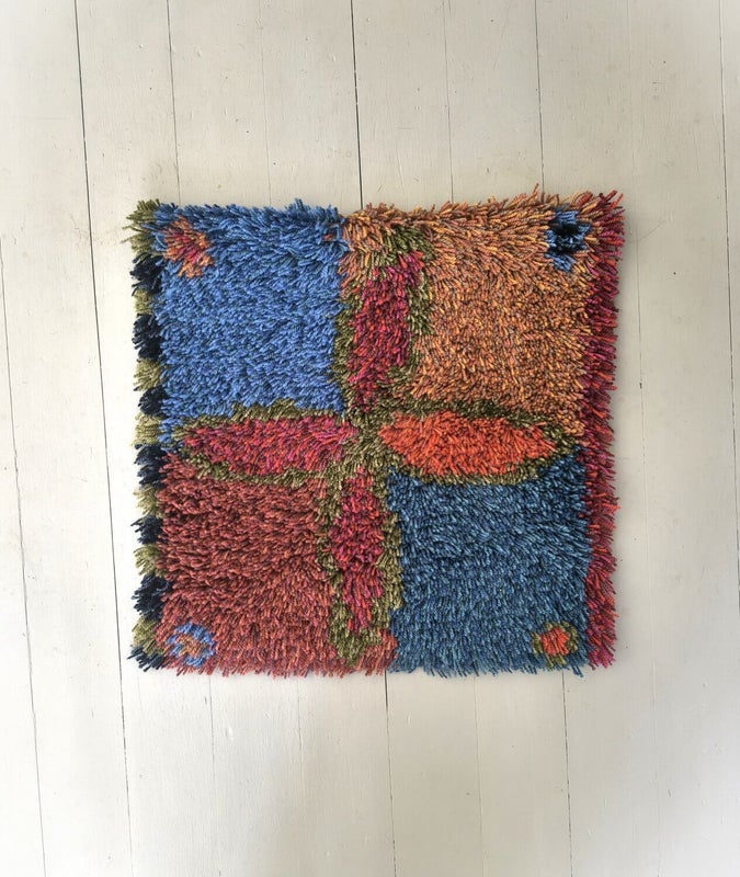 Pieni kirjava ryijy sein&auml;lle, paksu nukkapinta ja pehme&auml;t s&auml;vyt