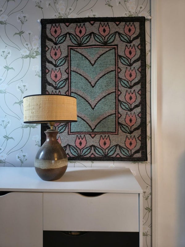 Tulppaaniaiheinen sein&auml;vaate