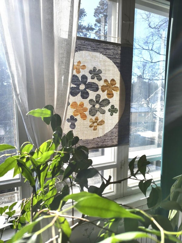 Vintage kuultokudos ikkunassa, kukkakuvio vaalealla pohjalla, valo kuultaa kankaan l&auml;pi