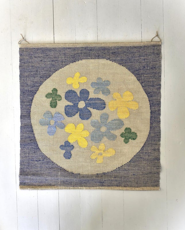 Vintage kuultokudos ikkunassa, kukkakuvio vaalealla pohjalla, valo kuultaa kankaan l&auml;pi