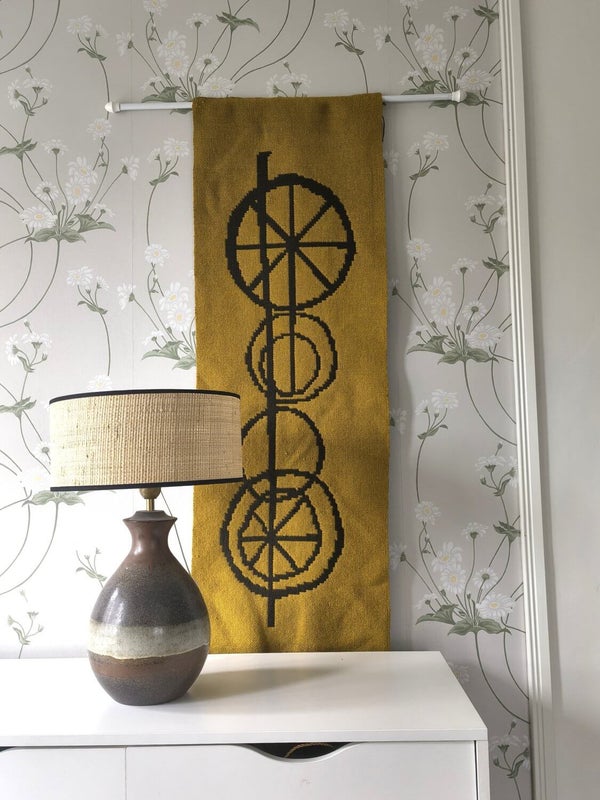 Vintage t&auml;k&auml;n&auml; Onnimanni, sinapinkeltainen ja ruskea geometrinen sein&auml;vaate